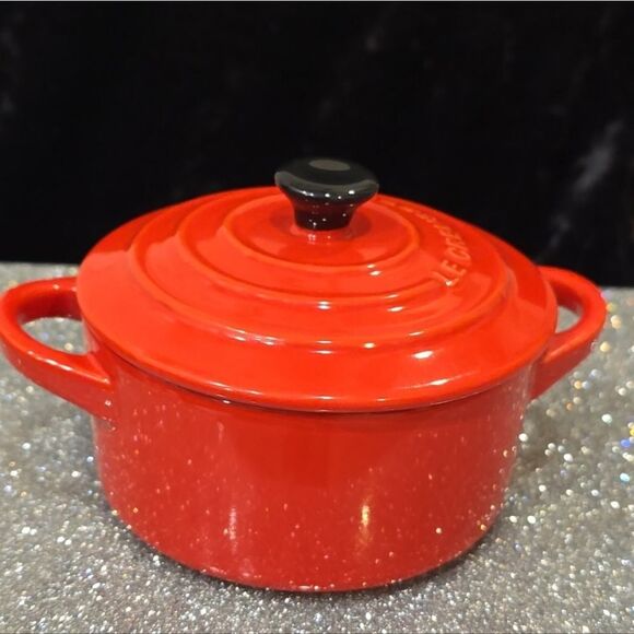 Le Creuset 10cm Petit Round Cocotte- Carmin - Picture 10 of 13